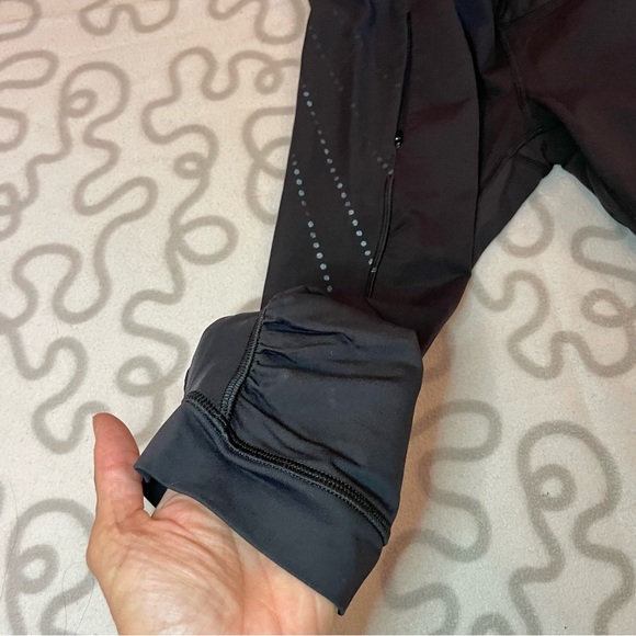 Lululemon reflective dots run capris size 6 - Picture 7 of 8